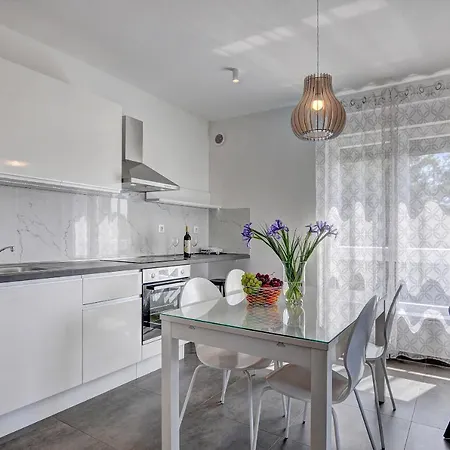 Log In Apartment Stinjan